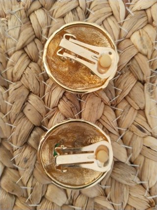 Pendientes dorados con piedras azul y verde