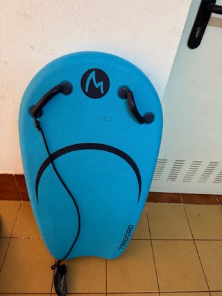 Tabla de surf azul con agarre