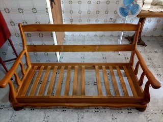 Sofá y sillones de tela y madera