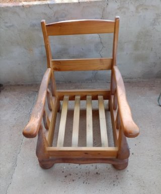 Sofá y sillones de tela y madera