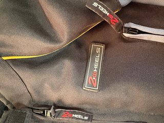 Cazadora de moto negra y gris