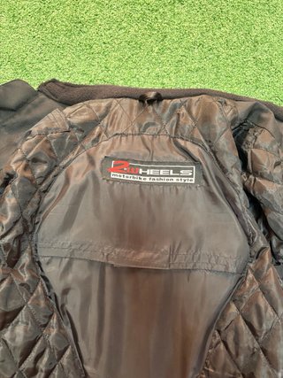 Cazadora de moto negra y gris