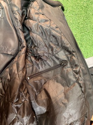 Cazadora de moto negra y gris