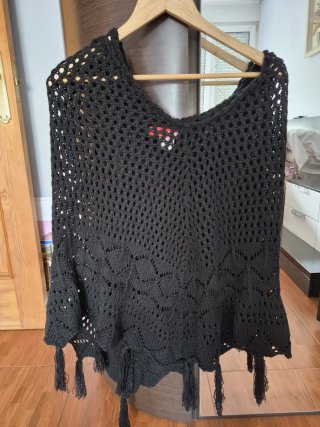 Poncho negro tejido