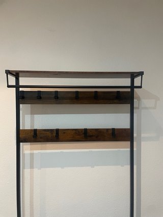 Perchero de metal y madera con banco y zapatero