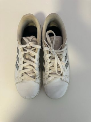 Zapatillas Adidas Blancas y Plateadas