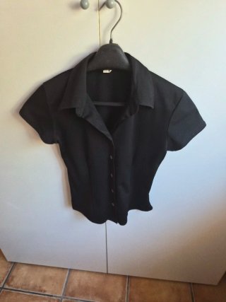 Blusa negra de manga corta con botones