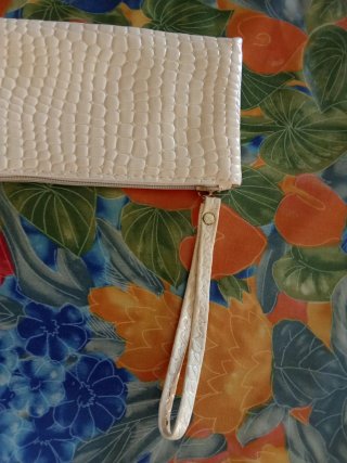 Bolso de mano blanco con textura