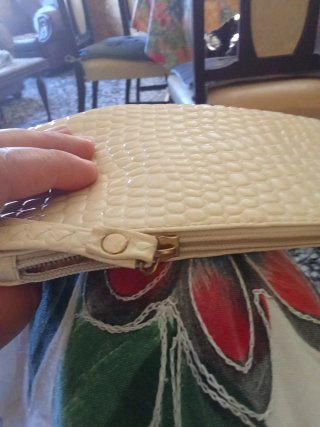 Bolso de mano blanco con textura