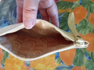 Bolso de mano blanco con textura