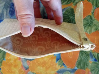 Bolso de mano blanco con textura