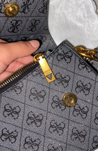 Bolso Guess Negro y Gris Monogram