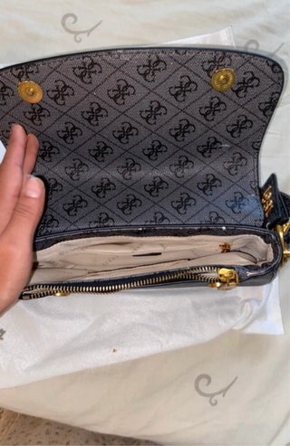 Bolso Guess Negro y Gris Monogram