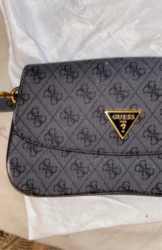 Bolso Guess Negro y Gris Monogram