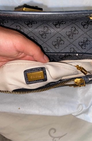 Bolso Guess Negro y Gris Monogram