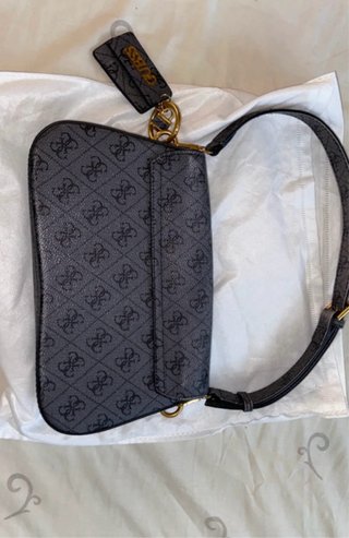 Bolso Guess Negro y Gris Monogram