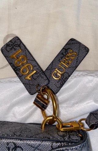 Bolso Guess Negro y Gris Monogram