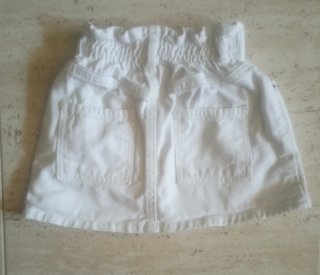 Falda blanca Zara + shorts florales niña