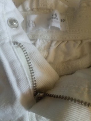 Falda blanca Zara + shorts florales niña