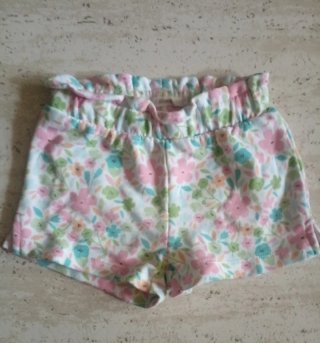 Falda blanca Zara + shorts florales niña