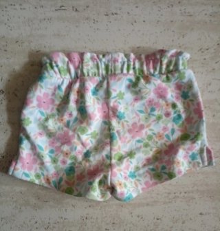 Falda blanca Zara + shorts florales niña