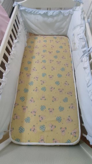 Cuna de bebé blanca