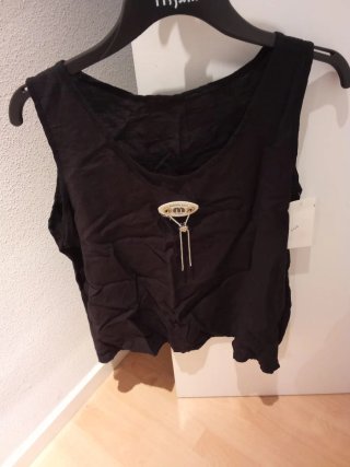Camiseta tirantes negra con detalle