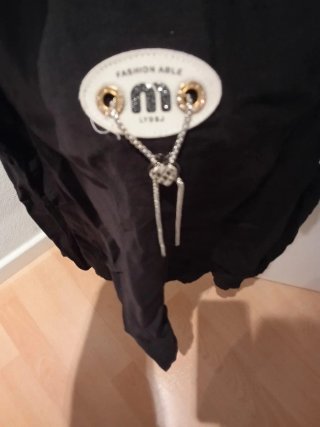 Camiseta tirantes negra con detalle