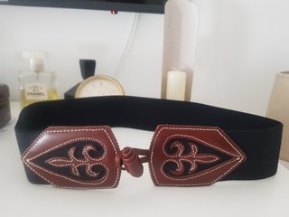 Cinturón elástico negro con piel  marrón