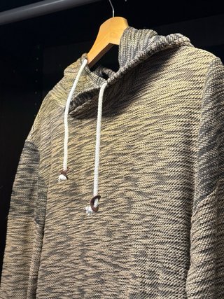 Sudadera con capucha y bolsillo frontal