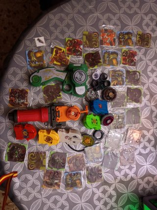 Lanzador y peonzas Beyblade + cromos precio 60 e