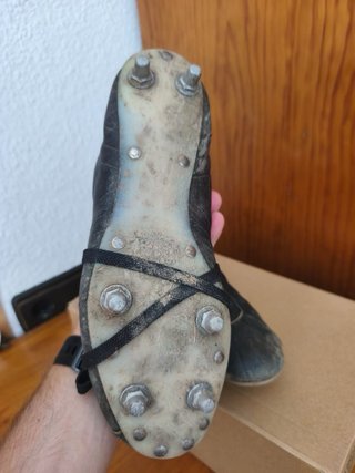 Botas de fútbol antiguas negras