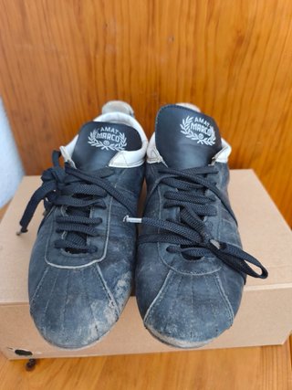 Botas de fútbol antiguas negras
