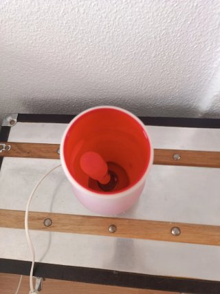 Lámpara de mesa rosa y roja