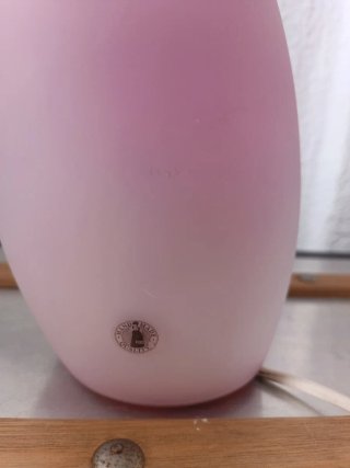 Lámpara de mesa rosa y roja
