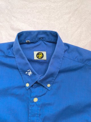 Camisa azul de manga larga