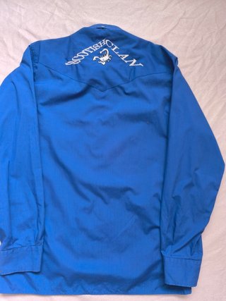 Camisa azul de manga larga