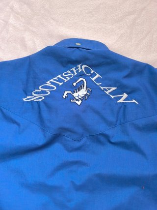Camisa azul de manga larga