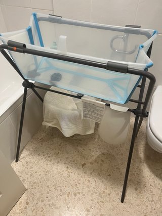 Bañera Stokke FlexiBath con soporte y adaptador