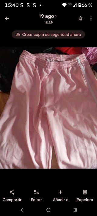 Pantalón deportivo rosa Makensi Tiene unas manchit