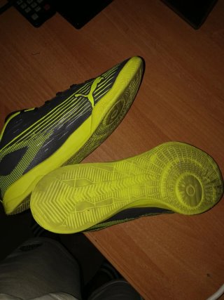 Botines de fútbol sala Puma negros y amarillos