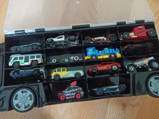 Camión transportador con coches de juguete