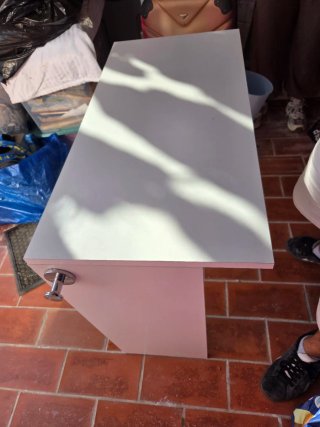 Mesa auxiliar de metal y plástico