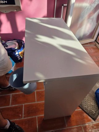 Mesa auxiliar de metal y plástico