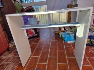 Mesa auxiliar de metal y plástico