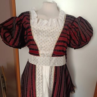 Vestido Medieval Negro y Rojo