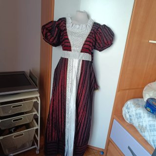 Vestido Medieval Negro y Rojo