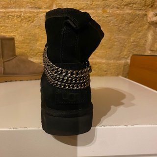 Stivali UGG neri con catena