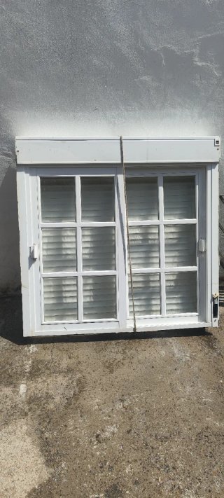 Ventana corredera  blanca  aluminio con persiana