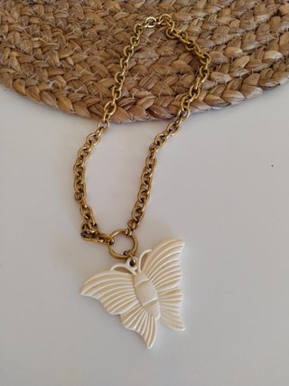 Collar mariposa dorado marfil